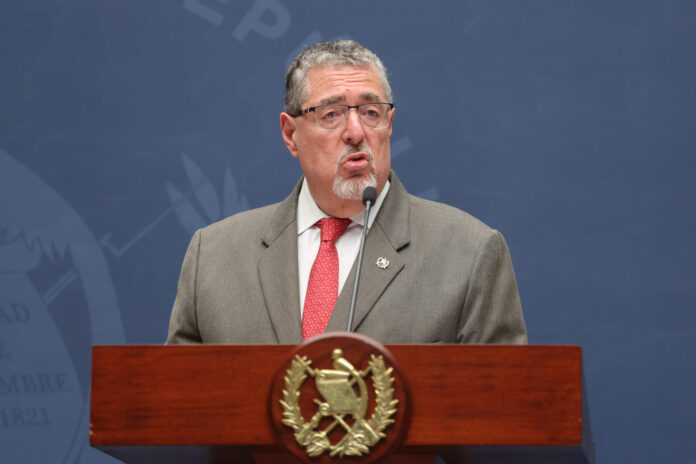 El presidente de Guatemala, Bernardo Arévalo de León, habla durante una rueda de prensa en la que anunció que los homicidios bajaron un 10 % y las extorsiones un 38 % en Guatemala en el primer semestre de este año, en comparación con el mismo lapso del 2025, este lunes, en Ciudad de Guatemala (Guatemala). EFE/ Mariano Macz
