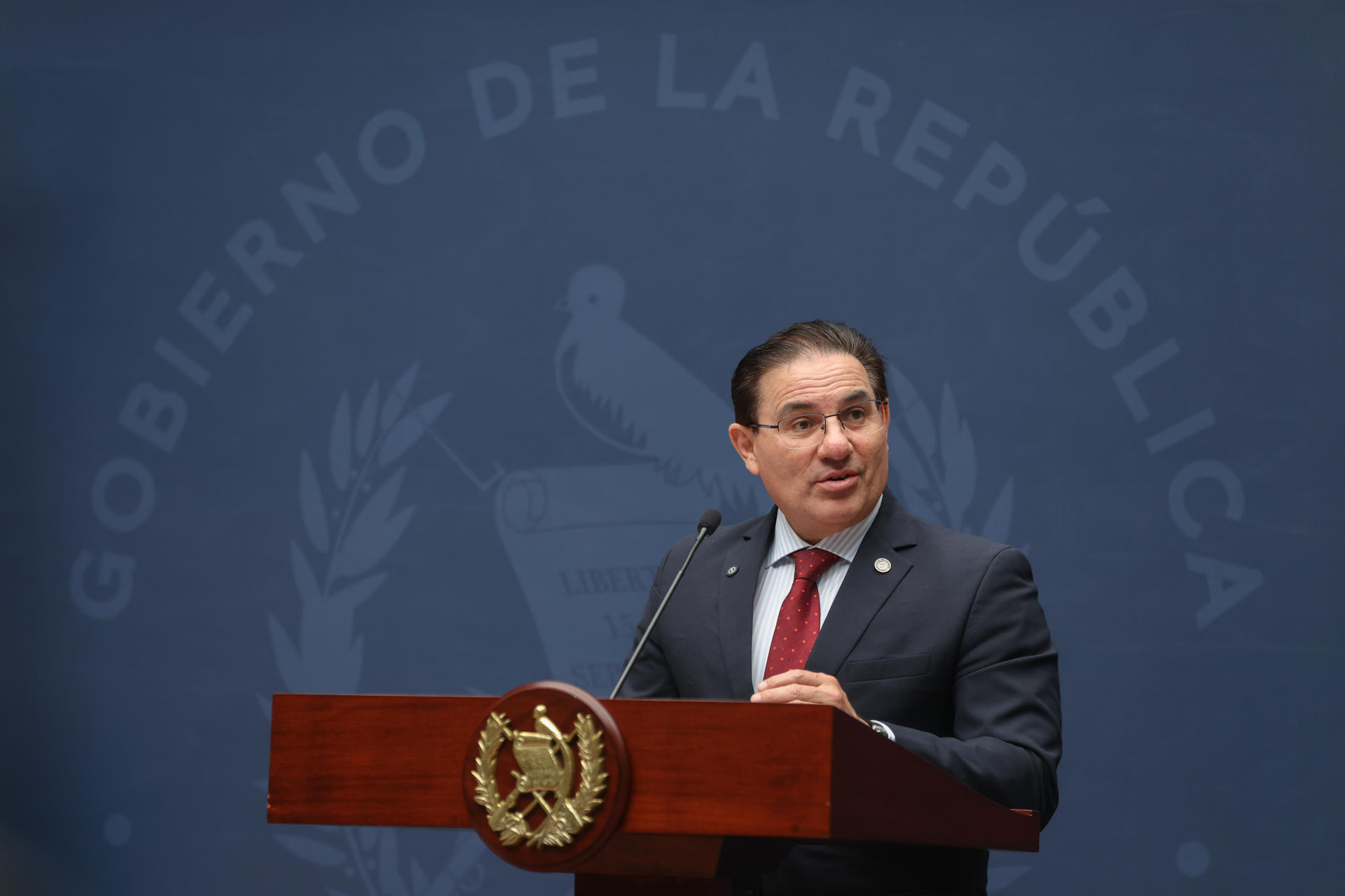 El ministro de Gobernación de Guatemala (Interior), Marco Antonio Villeda, habla durante una rueda de prensa en la que señaló que Guatemala “es un país altamente conflictivo” con un fenómeno criminal complejo este lunes, en Ciudad de Guatemala (Guatemala). EFE/ Mariano Macz
