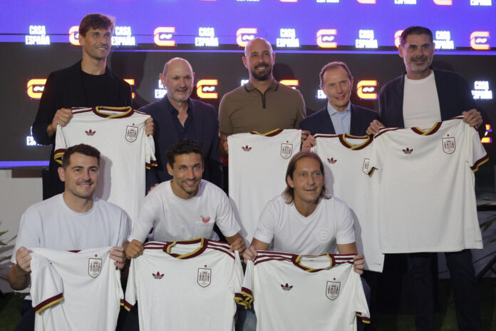 El presidente de la Real Federación Española de Fútbol (RFEF), Rafael Louzán (2-i), posa junto a los exfutbolistas de la selección de España Fernando Llorente (i), Pepe Reina (c), Emilio Butragueño (2-d), Fernando Hierro (d), Iker Casillas (i-abajo), Jesús Navas (2-i abajo) y Michel Salgado, en la Casa de España en Dallas (EE.UU.). EFE/Lavandeira Jr
