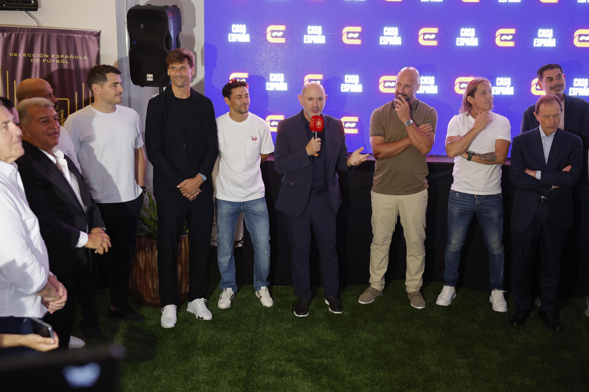 El presidente de la Real Federación Española de Fútbol (RFEF), Rafael Louzán (c), habla junto a leyendas de la selección de España este lunes, previo al partido de semifinales del Mundial ante Francia, en la Casa de España en Dallas (EE.UU.). EFE/Lavandeira Jr
