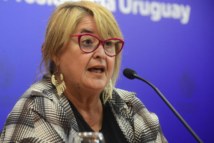 Fotografía de archivo en la que se captó a la ministra de Defensa de Uruguay, Sandra Lazo, durante una rueda de prensa, en Montevideo (Uruguay). EFE/Str
