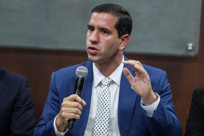 Fotografía de archivo en la que se captó al ministro de Infraestructura y Transporte de Ecuador, Roberto Luque, durante una conferencia, en Quito (Ecuador). EFE/José Jácome
