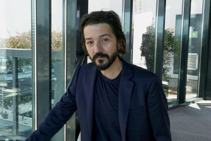 Fotografía de archivo, tomada el pasado 14 de mayo, en la que se captó al actor y director mexicano Diego Luna al presentar su película 'Ceniza en la boca', en el Festival de Cine de Cannes, en Cannes (Francia). EFE/Edgar Sapiña
