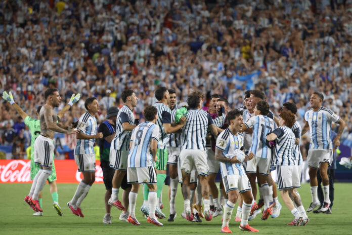 Imagen de archivo tomada el 11 de julio de 2026 que muestra a los jugadores de la selección argentina celebrando su clasificación para las semifinales al término del partido de cuartos de final de la Copa Mundial de la FIFA 2026 contra Suiza en el Arrowhead Stadium de Kansas City, Estados Unidos. EFE/Kenneth Fernandez

