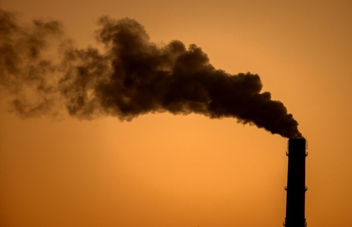Imagen de archivo de una refinería de Gazprom. EFE/EPA/DUMITRU DORU

