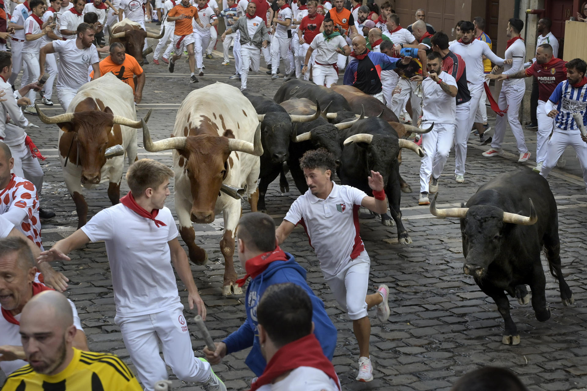 Un momento del último encierro de toros bravos de los sanfermines de Pamplona (España), celebrado este martes. EFE/Jose Luis Larrión