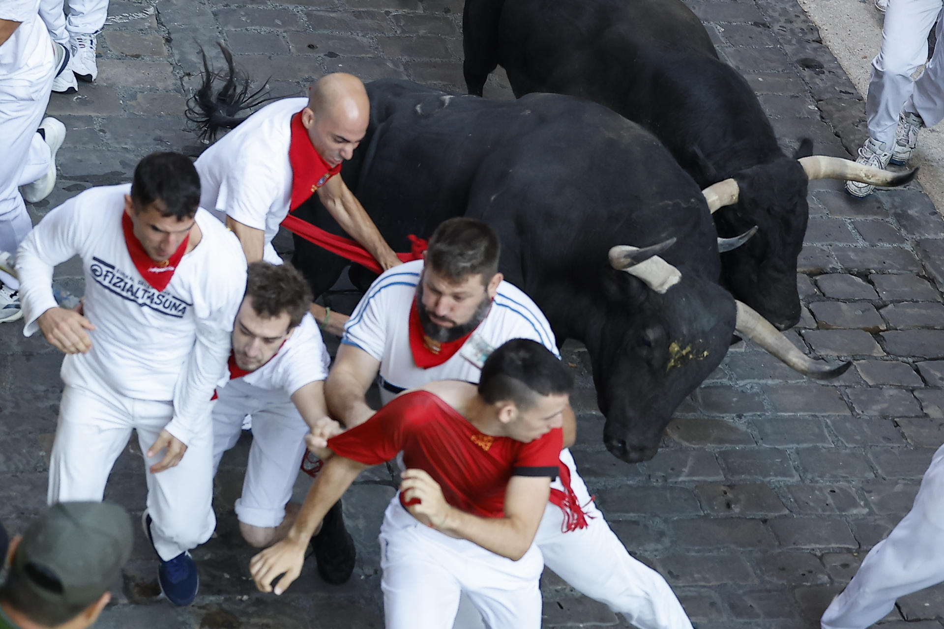 Un momento del último encierro de toros bravos de los sanfermines de Pamplona (España), celebrado este martes. EFE/Villar López