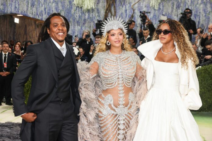 Imagen de archivo de Jay-Z, Beyonce y la hija de ambos, Blue Ivy, en la Met Gala. EFE/EPA/SARAH YENESEL
