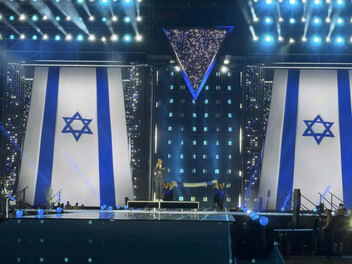 Vista de la 22ª edición de los Juegos Macabeos, también conocidos como 'Olimpiadas Judías', el pasado 1 de julio en el estadio Teddy de Jerusalén, durante la ceremonia de inauguración. Israel concluye este martes la 22ª edición de los Juegos Macabeos, también conocidos como 'Olimpiadas Judías', que este año han reunido a unos 5.000 atletas amateurs judíos durante dos semanas en un ecosistema que, más allá de la competición, está confeccionado para que los deportistas extranjeros abracen el sionismo en un momento de grave crisis reputacional para el país.-EFE/ Guillermo Azábal
