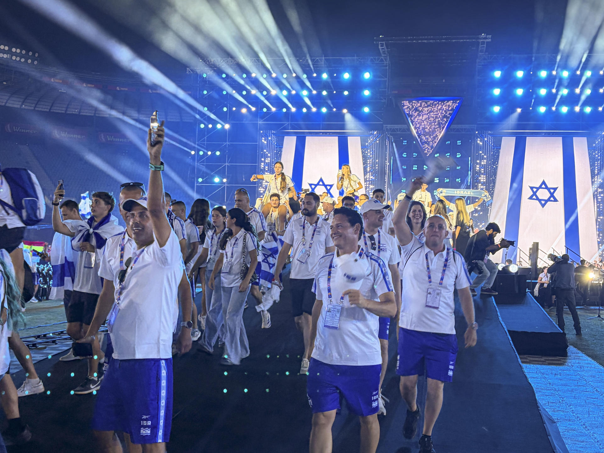 Vista de la 22ª edición de los Juegos Macabeos, también conocidos como 'Olimpiadas Judías', el pasado 1 de julio en el estadio Teddy de Jerusalén, durante la ceremonia de inauguración. Israel concluye este martes la 22ª edición de los Juegos Macabeos, también conocidos como 'Olimpiadas Judías', que este año han reunido a unos 5.000 atletas amateurs judíos durante dos semanas en un ecosistema que, más allá de la competición, está confeccionado para que los deportistas extranjeros abracen el sionismo en un momento de grave crisis reputacional para el país.-EFE/ Guillermo Azábal