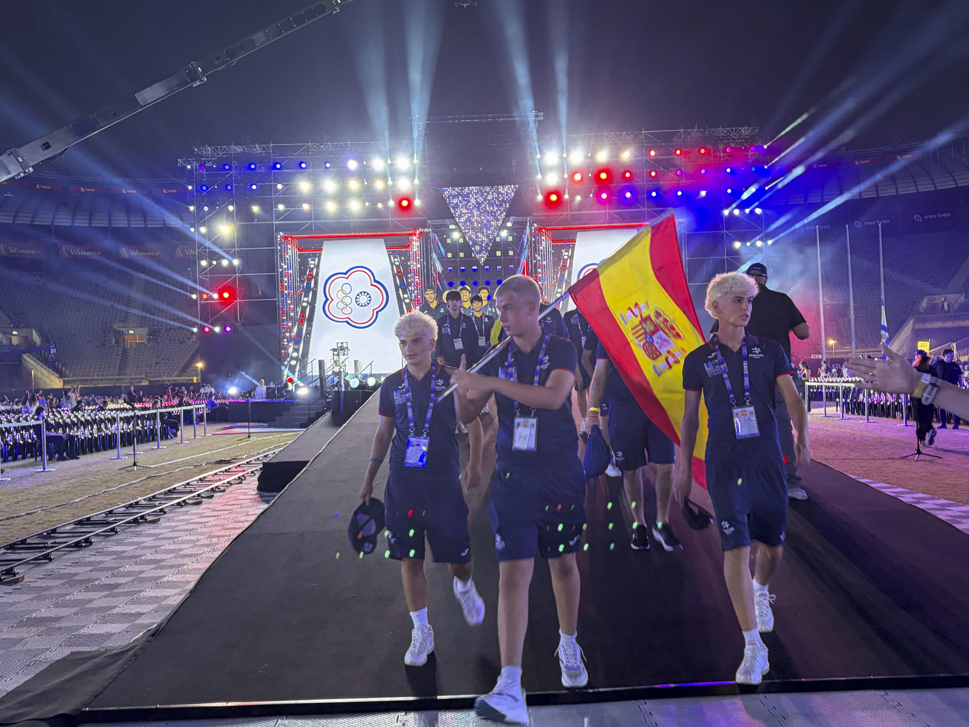 Vista de la 22ª edición de los Juegos Macabeos, también conocidos como 'Olimpiadas Judías', el pasado 1 de julio en el estadio Teddy de Jerusalén, durante la ceremonia de inauguración. Israel concluye este martes la 22ª edición de los Juegos Macabeos, también conocidos como 'Olimpiadas Judías', que este año han reunido a unos 5.000 atletas amateurs judíos durante dos semanas en un ecosistema que, más allá de la competición, está confeccionado para que los deportistas extranjeros abracen el sionismo en un momento de grave crisis reputacional para el país.-EFE/ Guillermo Azábal