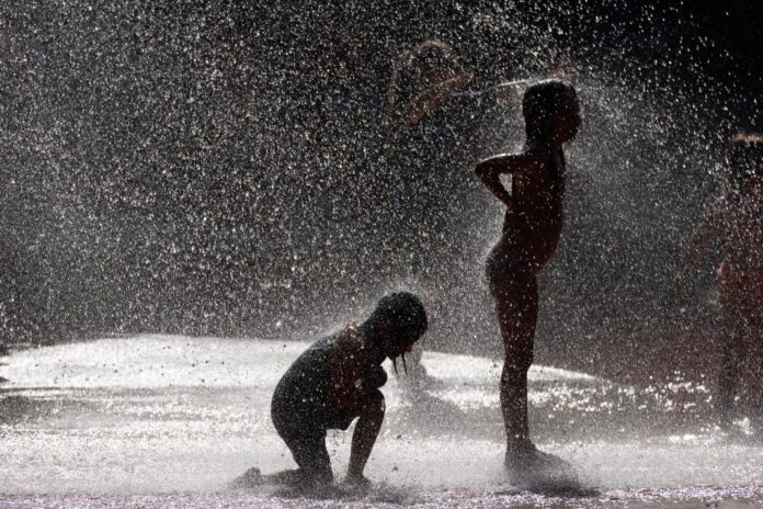 FRÁNCFORT (ALEMANIA), - Niños se refrescan este domingo en un parque público durante la ola de calor. EFE/ Matías Basualdo
