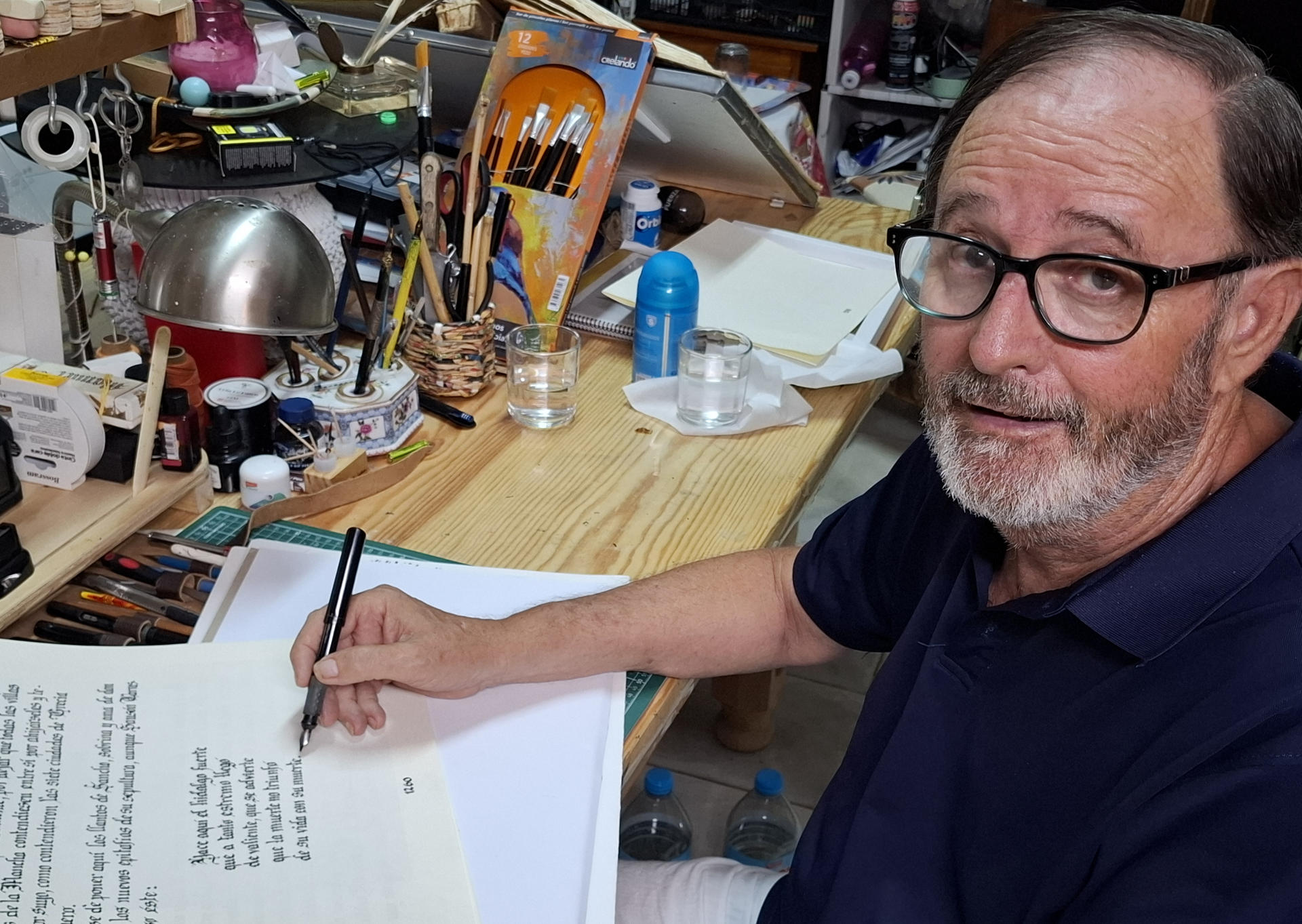 El español Manuel Marín Navarro muestra su copia manual del 'Quijote" con caligrafía gótica adaptada. EFE/Salvador Ruiz
