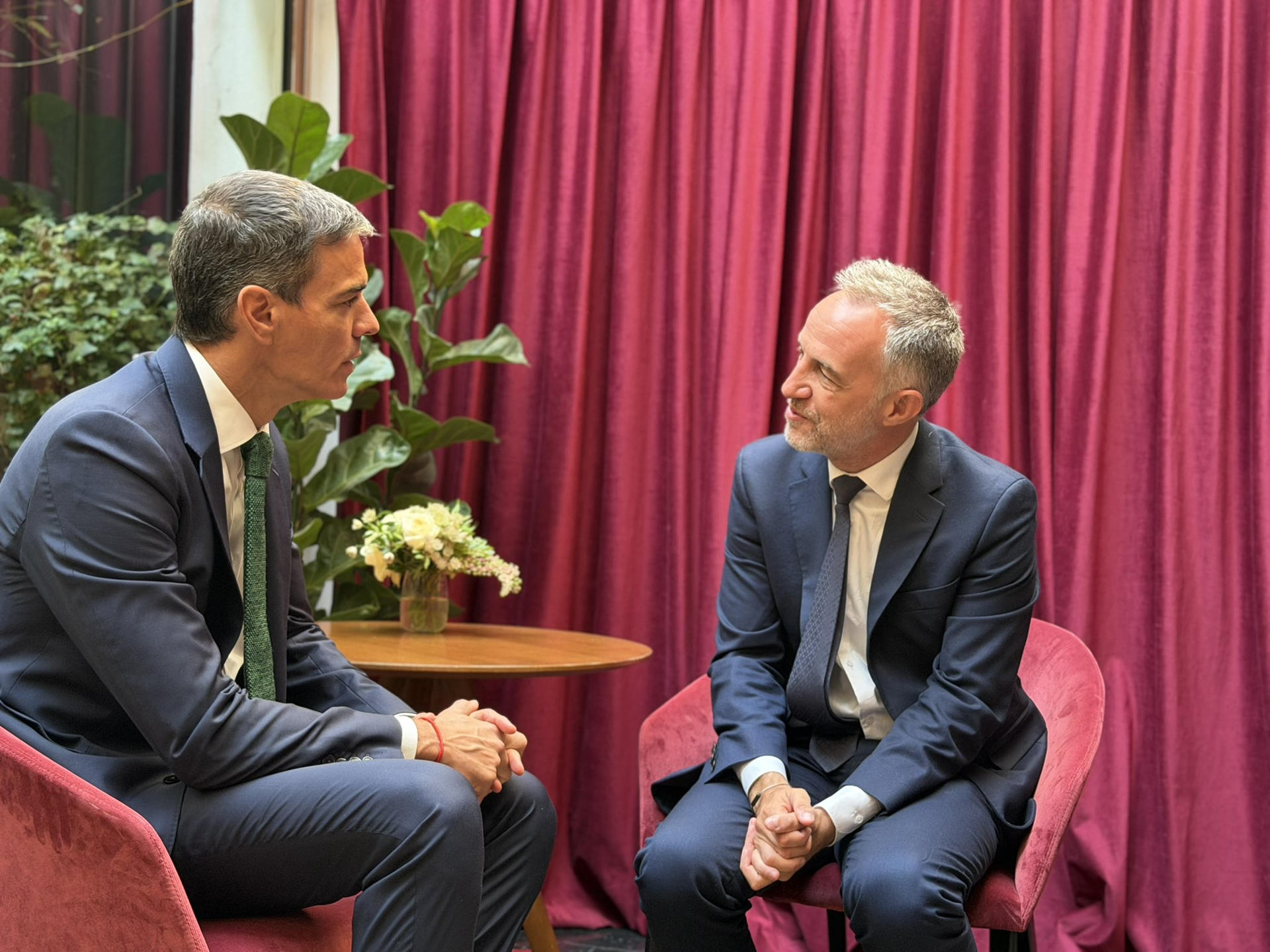 Imagen compartida en su cuenta oficial de X por el alcalde de París, Emmanuel Grégoire (d), de su encuentro con el presidente del Gobierno español, Pedro Sánchez, celebrado este martes en París antes del desfile militar por la Fiesta Nacional de Francia. EFE/ Emmanuel Grégoire en X - SOLO USO EDITORIAL/SOLO DISPONIBLE PARA ILUSTRAR LA NOTICIA QUE ACOMPAÑA (CRÉDITO OBLIGATORIO) -