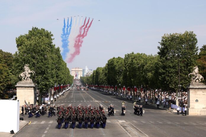 Imagen del desfile organizado con motivo de la Fiesta Nacional de Francia este 14 de julio, la última bajo el mandato del presidente Emmanuel Macron y en la que el mandatario ucraniano, Volodímir Zelenski, es el invitado de honor. EFE/EPA/TERESA SUAREZ

