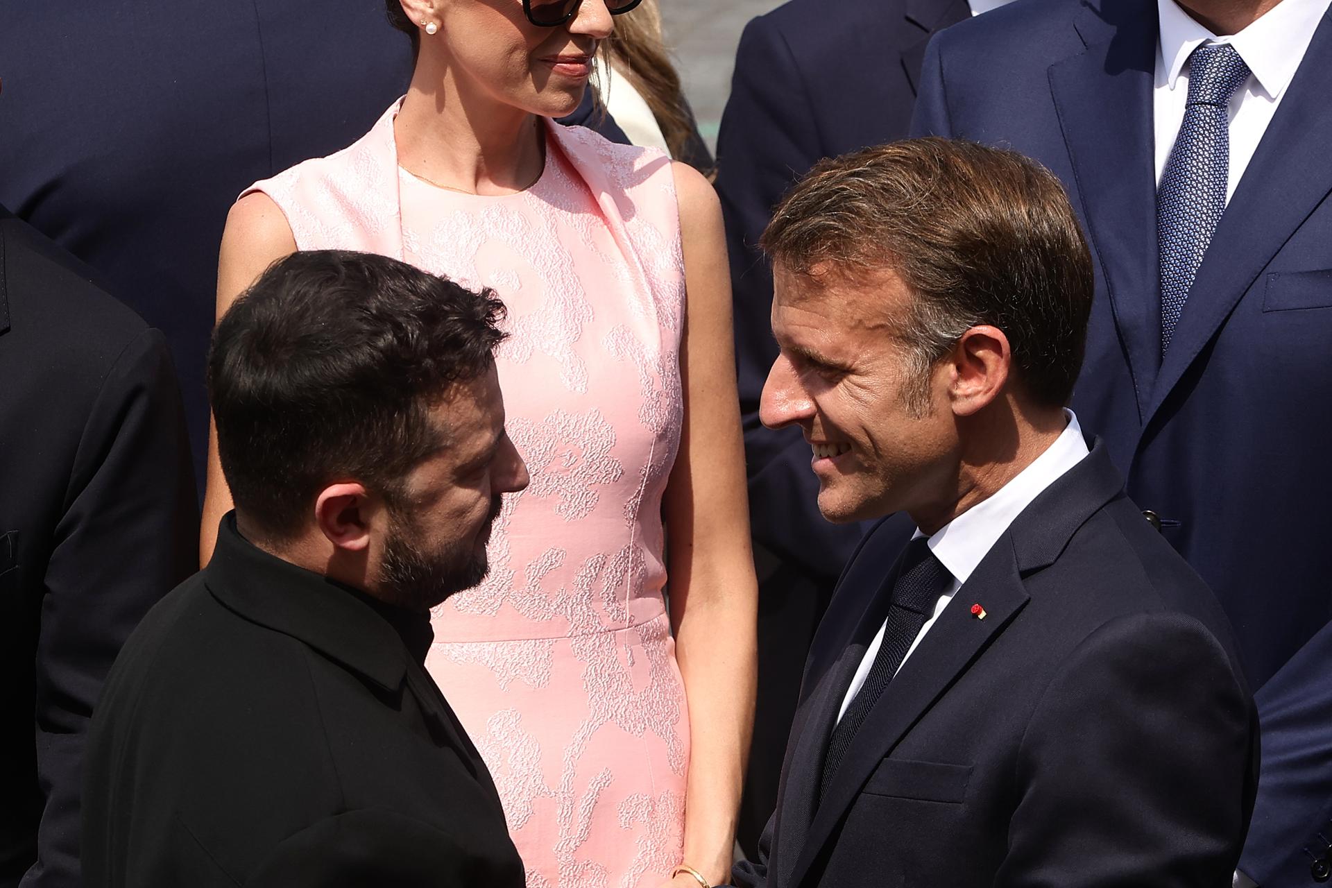 El presidente ucraniano (i), Volodímir Zelenski, habla con su homólogo francés, Emmanuel Macron, al término del desfile que ha conmemorado este 14 de julio la Fiesta Nacional de Francia, la última bajo el mandato de Macron y en la que Zelenski es el invitado especial. EFE/EPA/TERESA SUAREZ