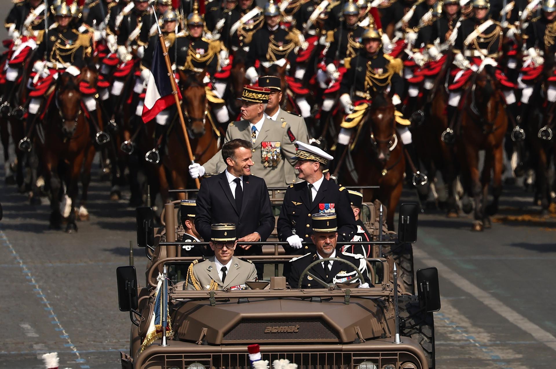 El presidente francés (i), Emmanuel Macron, en el desfile militar con el que este 14 de julio se conmemora la Fiesta Nacional de Francia, la última bajo su mandato y en la que el líder ucraniano, Volodímir Zelenski, es el invitado especial. EFE/EPA/TERESA SUAREZ