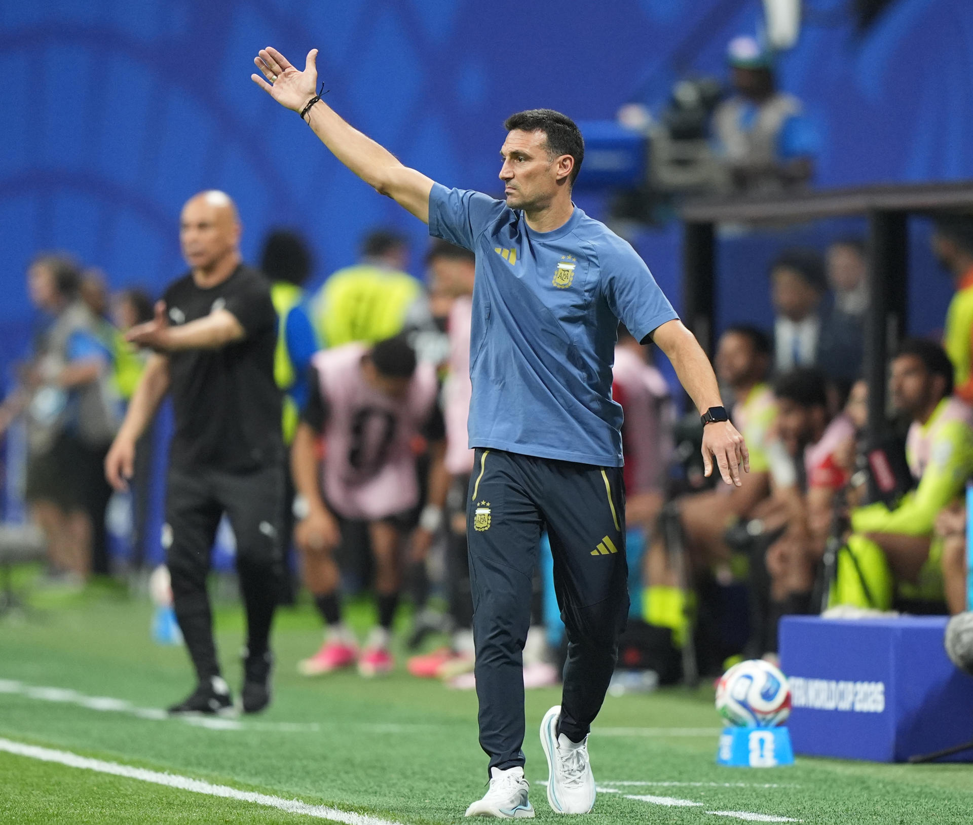 El partido de semifinales del Mundial entre Inglaterra y Argentina también se juega en el banquillo con un duelo entre Thomas Tuchel y su capilar estudio táctico y Lionel Scaloni, que construyó los éxitos de la Albiceleste a base de pragmatismo, gestión y liderazgo, en el que todo gira alrededor de Leo Messi. Archivo: EFE/ Alberto Boal
