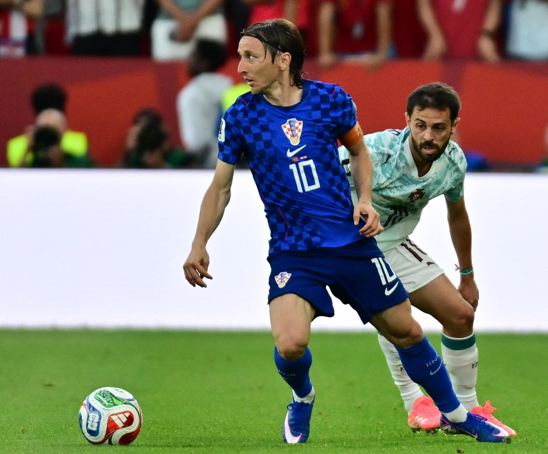 "Nos cobraron un penal que solo existió en los lentes de Realidad Virtual del árbitro", expresó el diez Luka Modric, visiblemente indignado tras la eliminación de Croacia (2-1) a manos de Portugal en la agonía del partido de dieciseisavos de final jugado el 2 de julio en Palm Beach. EFE/EPA/MIGUEL A. LOPES