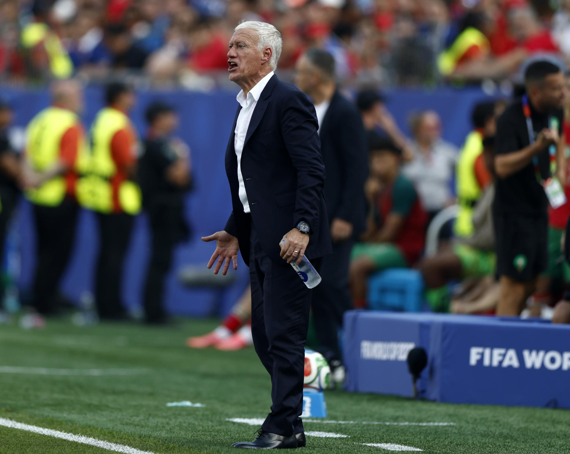"No somos un equipo de Hollywood, somos obreros del fútbol. Si quieren espectáculo, vayan al cine", afirmó el seleccionador Didier Deschamps ante las críticas de la prensa al estilo pragmático de Francia. EFE/EPA/WILL OLIVER