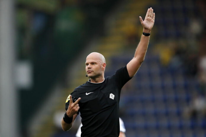 Fotografía de archivo del árbitro neerlandés Rob Dieperink, quien ha fallecido a los 38 años según confirmó la Federación Neerlandesa de Fútbol (KNVB) mediante un comunicado. Su muerte se produce dos meses después de haber sido excluido del grupo de árbitros designados para el Mundial a raíz de una investigación policial en Reino Unido que posteriormente fue archivada.  EFE/ Bart Stoutjesdijk

