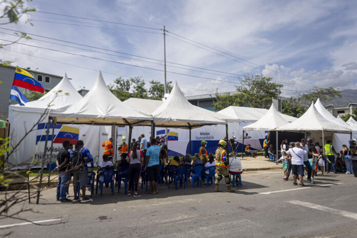 Personas esperan ser atendidas este lunes, en el hospital de campaña de El Salvador en Catia La Mar (Venezuela). EFE/ Miguel Gutiérrez
