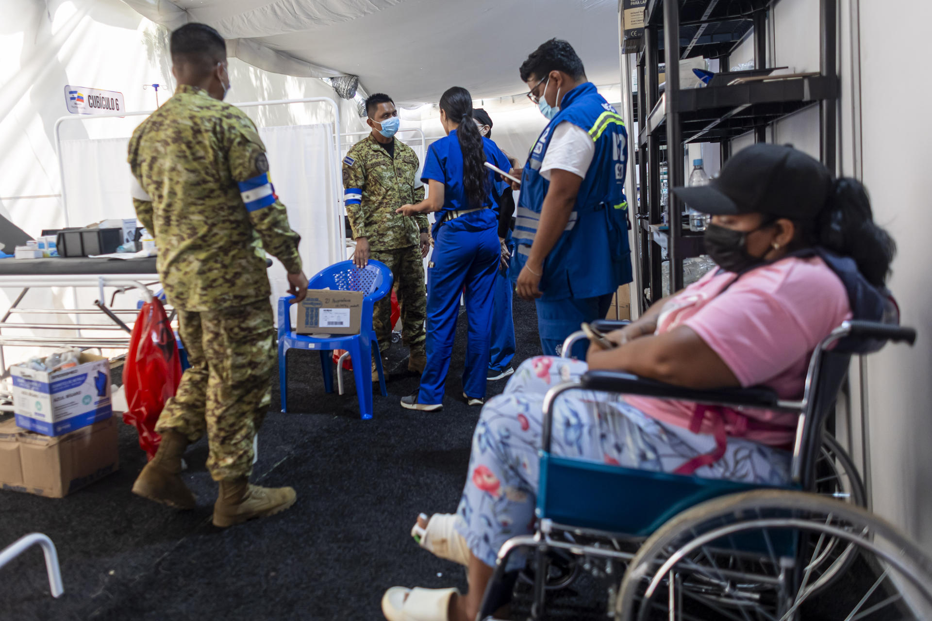 Una persona espera ser atendida por integrantes del Ejercito del Salvador y médicos voluntarios este lunes, en el hospital de campaña de El Salvador en Catia La Mar (Venezuela). EFE/ Miguel Gutiérrez
