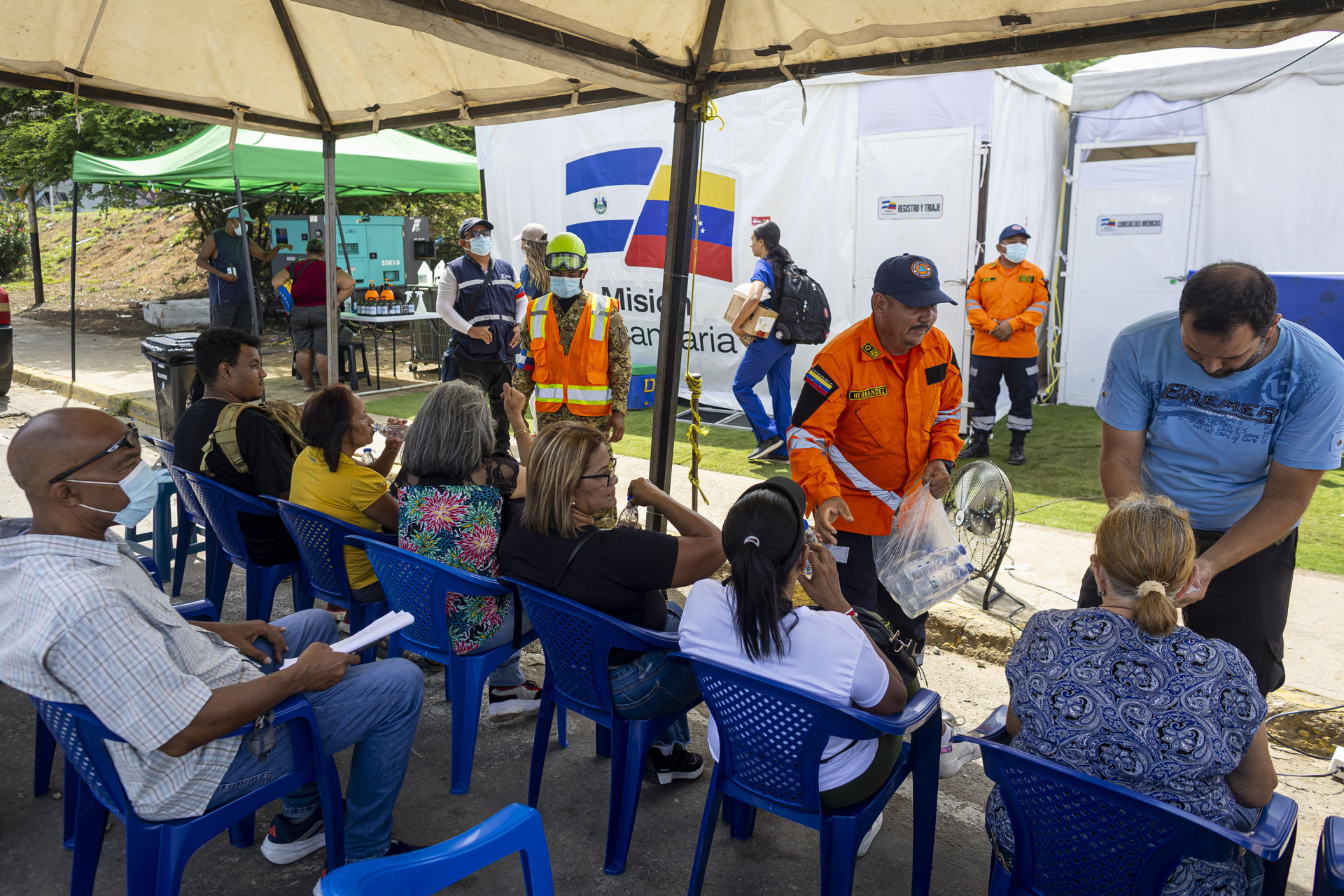 Personas esperan ser atendidas este lunes, en el hospital de campaña de El Salvador en Catia La Mar (Venezuela). EFE/ Miguel Gutiérrez
