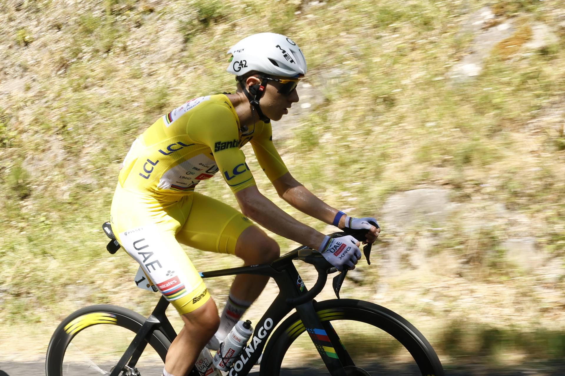 El maillot amarillo el esloveno Tadej Pogacar, del equipo UAE Team Emirates XRG, en la décima etapa con final en Le Lioran Francia. EFE/EPA/YOAN VALAT
