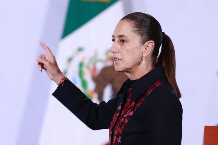 La presidenta de México, Claudia Sheinbaum, habla durante una rueda de prensa este martes en Palacio Nacional de la Ciudad de México (México). EFE/Mario Guzmán
