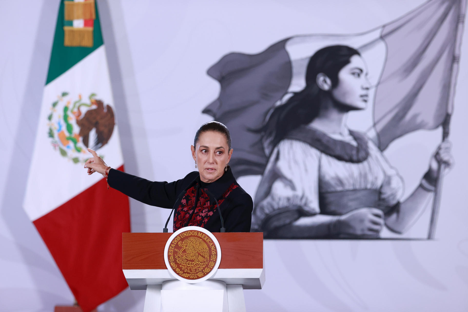 La presidenta de México, Claudia Sheinbaum, habla durante una rueda de prensa este martes en Palacio Nacional de la Ciudad de México (México). EFE/Mario Guzmán
