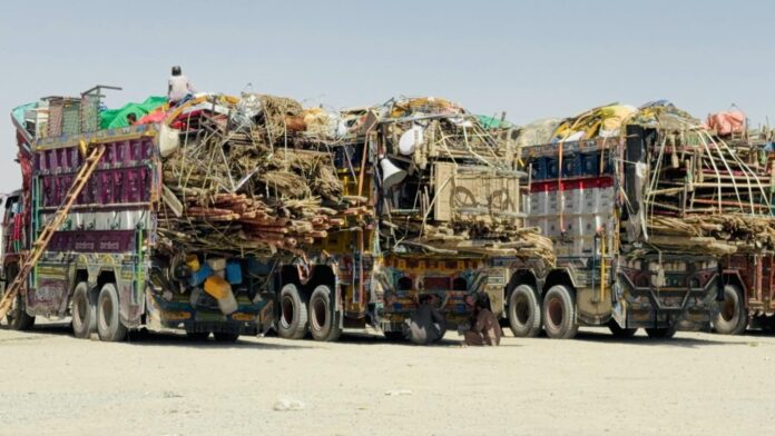 Camiones con los enseres de personas afganas que marchan de Pakistán a raíz de una orden gubernamental.  EFE/EPA/AKHTER GULFAM
