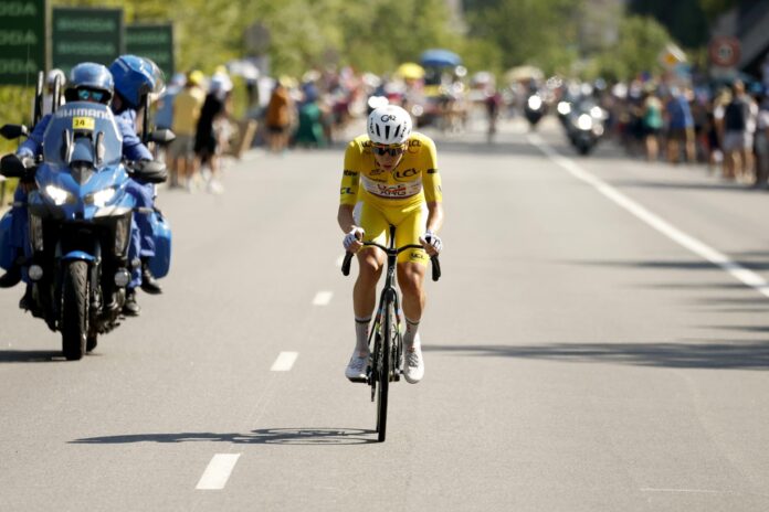 El maillot amarillo el esloveno Tadej Pogacar, del equipo UAE Team Emirates XRG, en la décima etapa con final en Le Lioran, Francia. EFE/EPA/YOAN VALAT
