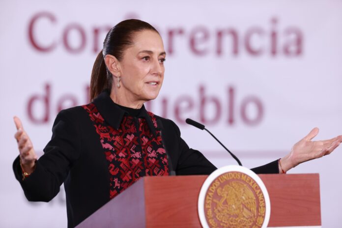 La presidenta de México, Claudia Sheinbaum, habla durante una rueda de prensa este martes en Palacio Nacional de la Ciudad de México (México). EFE/Mario Guzmán
