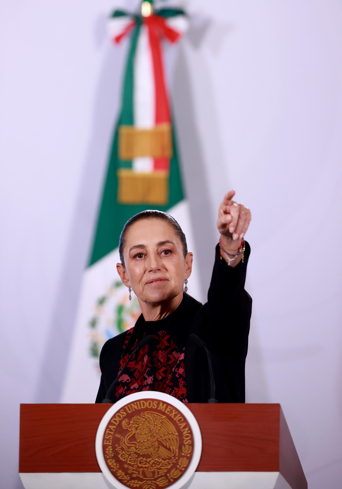 La presidenta de México, Claudia Sheinbaum, participa durante una rueda de prensa este martes en Palacio Nacional de la Ciudad de México (México). EFE/Mario Guzmán
