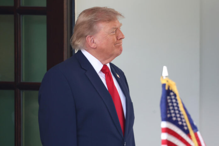 El presidente de Estados Unidos, Donald Trump, espera al primer ministro de Irak, Ali al Zaidi (fuera de cuadro), para sostener una reunión bilateral que impulsara la cooperación en sectores como el de hidrocarburos este martes, en Washington (EE.UU.). EFE/ Octavio Guzmán
