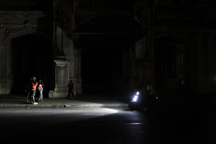 Fotografía de archivo de personas transitan por una calle durante un apagón La Habana (Cuba). EFE/ Ernesto Mastrascusa

