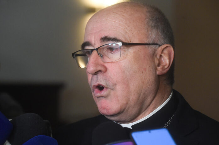 El cardenal de Montevideo, Daniel Sturla, habla con periodistas este martes en Montevideo (Uruguay). EFE/ STR
