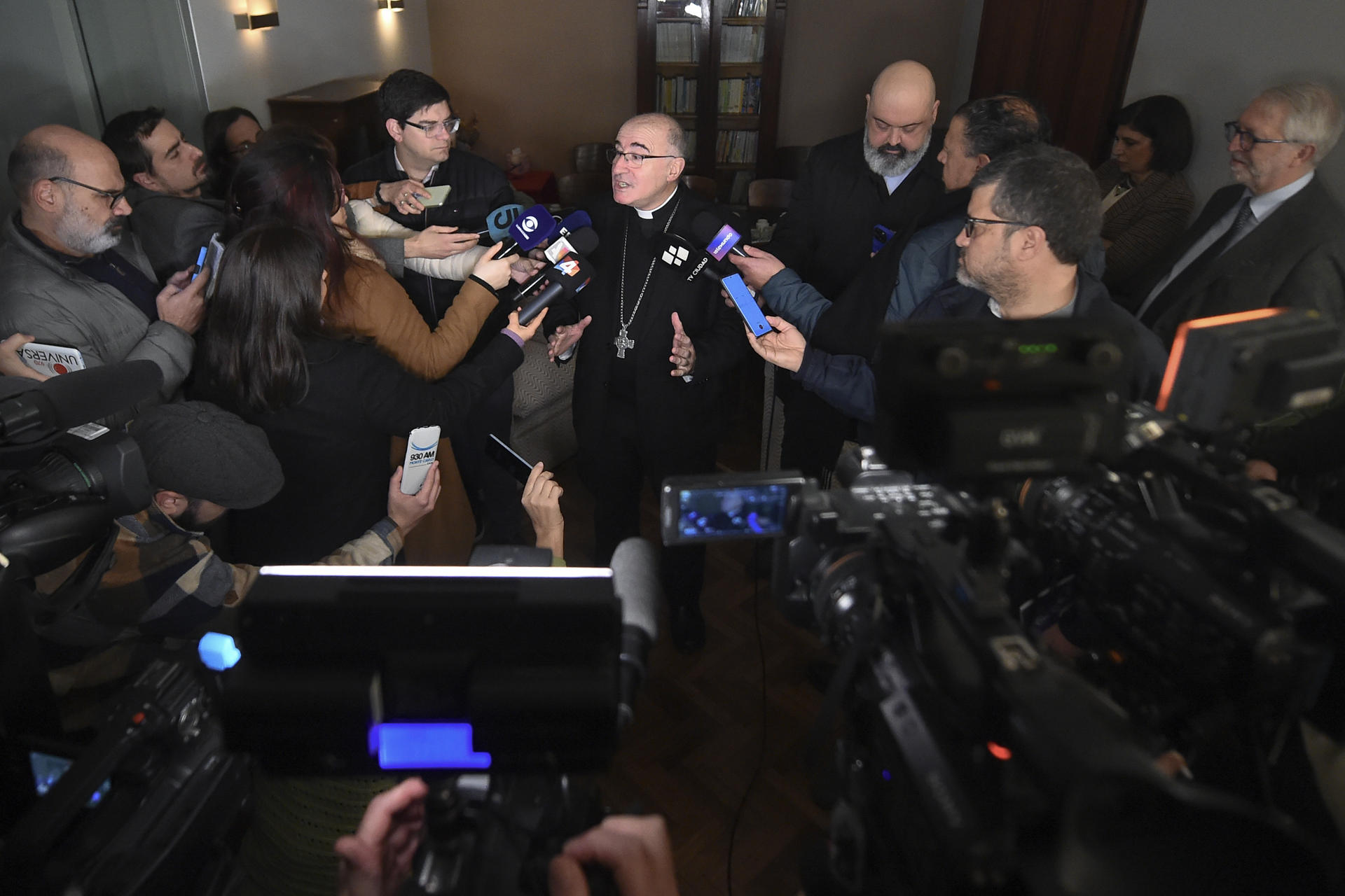 El cardenal de Montevideo, Daniel Sturla (c), habla con periodistas, este martes en Montevideo (Uruguay). EFE/ STR
