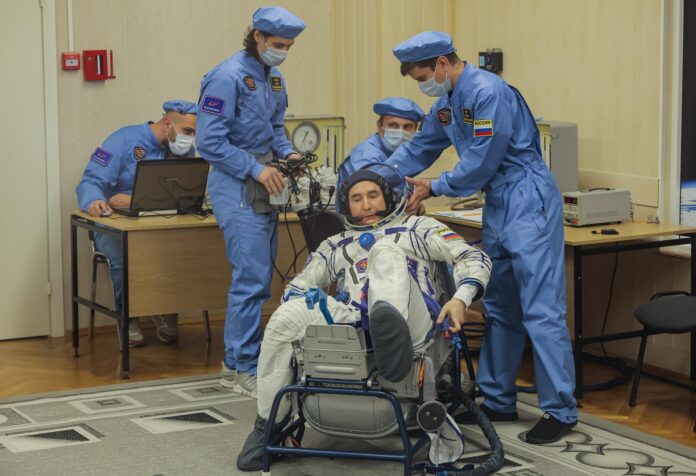 BAIKONUR (Kazakhstan), 14/07/2026.- El cosmonauta de Roscosmos Piotr Dubrov, miembro de la tripulación, participa en la revisión de los trajes espaciales antes del lanzamiento de la nave espacial Soyuz MS-29 en el cosmódromo de Baikonu(Kazajistán). EFE/EPA/MAXIM SHIPENKOV
