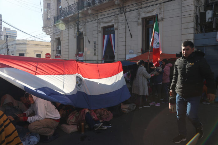 Trabajadores Campesinos y Urbanos de Paraguay participan en una manifestación para reclamar por 