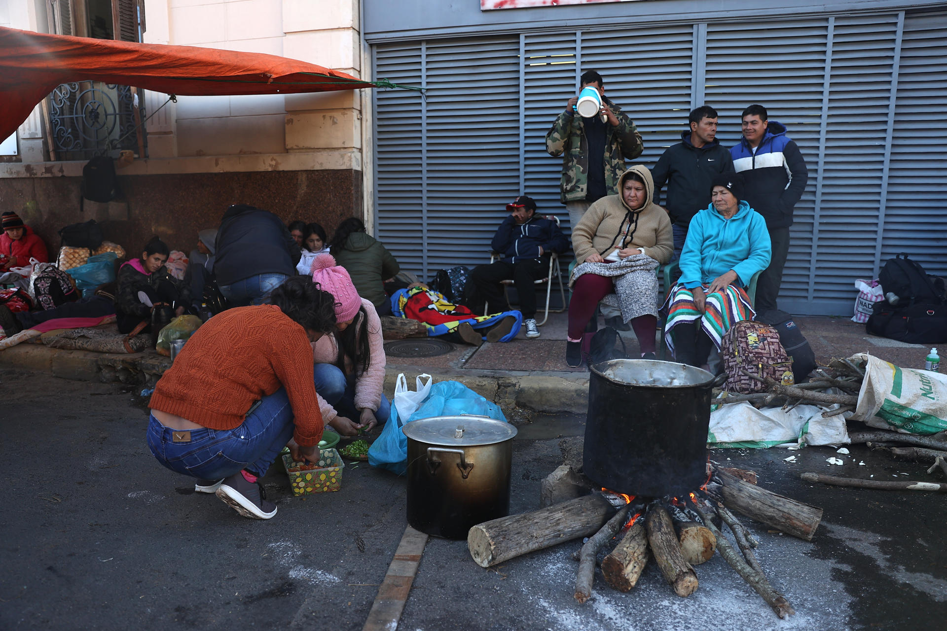 Trabajadores Campesinos y Urbanos de Paraguay participan en una manifestación para reclamar por "el abandono del Estado al campo", al igual que el accesos a programas productivos, frente al Ministerio de Urbanismo, Vivienda y Hábitat en el centro de Asunción (Paraguay). EFE/ Juan Pablo Pino