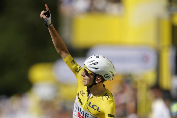 El maillot amarillo el esloveno Tadej Pogacar, del equipo UAE Team Emirates XRG, en la décima etapa con final en Le Lioran, Francia. EFE/EPA/GUILLAUME HORCAJUELO
