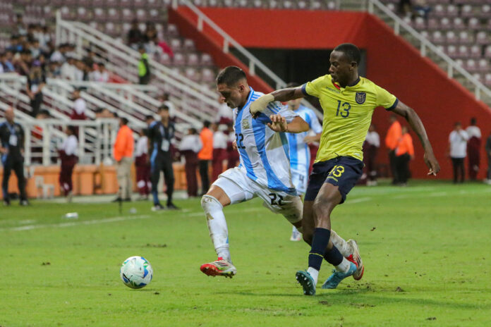 Agustín Chavez (i) de Argentina disputa un balón con Fricio Caicedo de Ecuador en un Campeonato Sudamericano sub-20 en foto de archivo de Edison Suárez . EFE

