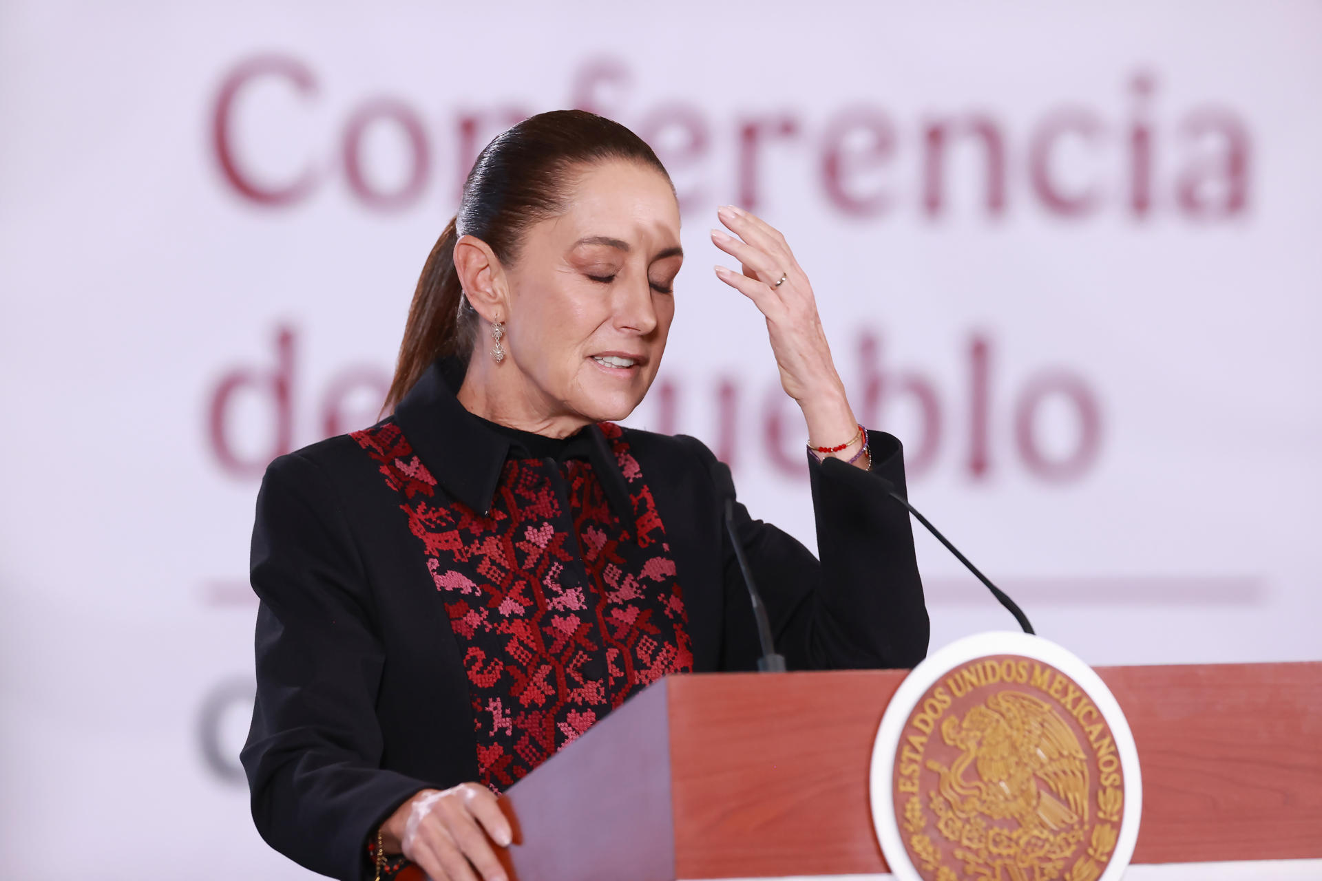 La presidenta de México, Claudia Sheinbaum, habla durante una rueda de prensa este martes, en el Palacio Nacional de Ciudad de México (México). EFE/ Mario Guzmán