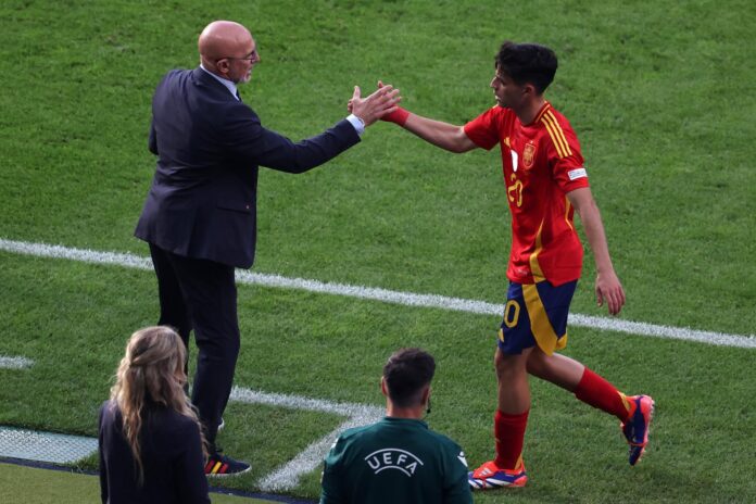 El seleccionador Luis de la Fuente y Pedri en foto de archivo de ABEDIN TAHERKENAREH. EFE/EPA

