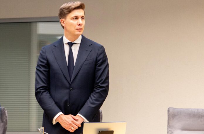Fotografía facilitada por la Oficina de Prensa del Gobierno lituano muestra al primer ministro lituano, Mindaugas Sinkevicius, durante la sesión del Parlamento (Seimas) en Vilna, Lituania, este martes.  EFE/EPA/LAIMA PENEK HANDOUT
