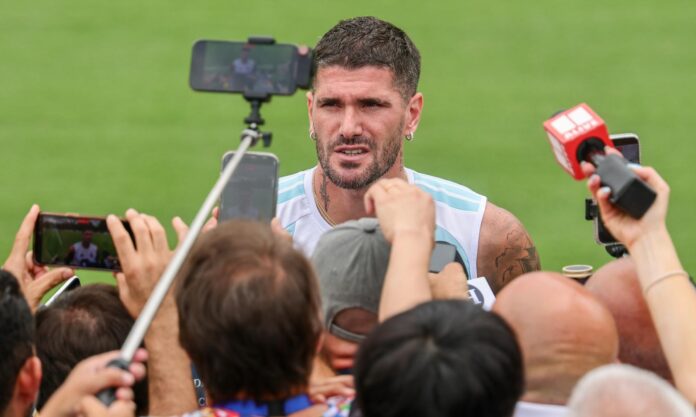 El jugador de la selección argentina de fútbol Rodrigo de Paul habla con periodistas antes de una sesión de entrenamiento del equipo en Marietta, Georgia (EE.UU.). EFE/RONALD WITTEK

