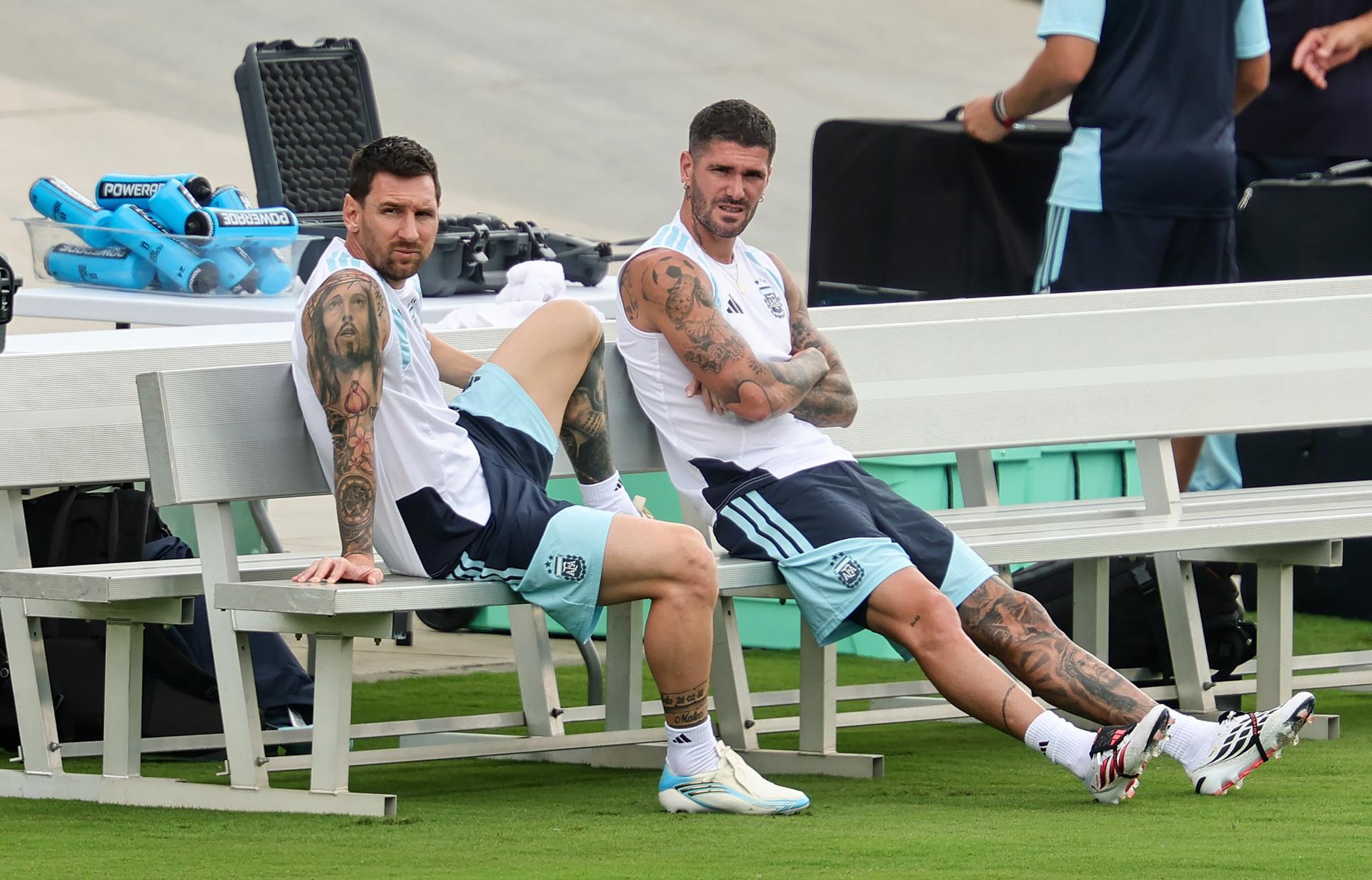 Los jugadores de la selección argentina de fútbol Lionel Messi (i) y Rodrigo de Paul asisten a una sesión de entrenamiento del equipo en Marietta, Georgia (EE.UU.). EFE/RONALD WITTEK