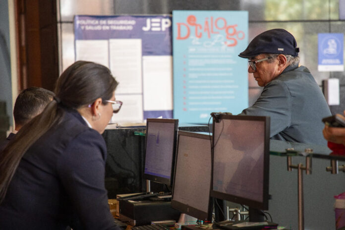 Fotografía cedida por Jurisdicción Especial para la Paz (JEP) que muestra a Rodrigo Londoño (d), conocido como Timochenko, último jefe de las FARC, durante su llegada a las instalaciones de la JEP este martes en Bogotá (Colombia). EFE/ Jurisdicción Especial para la Paz
